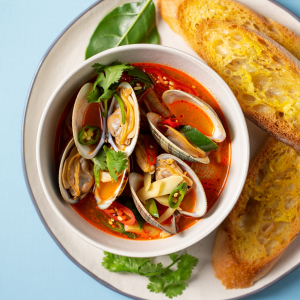 H 泰式冬陰功醬煮蜆配蒜茸包